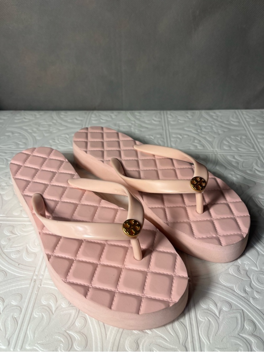 Tory Burch Women’s Willa Flip Flops Quilted Pink Gold Slip On Sandals 7